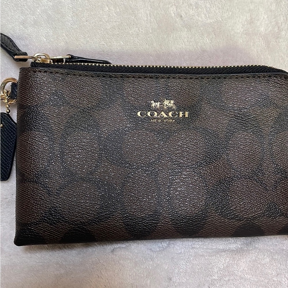 👛 Authentic COACH Wristlet